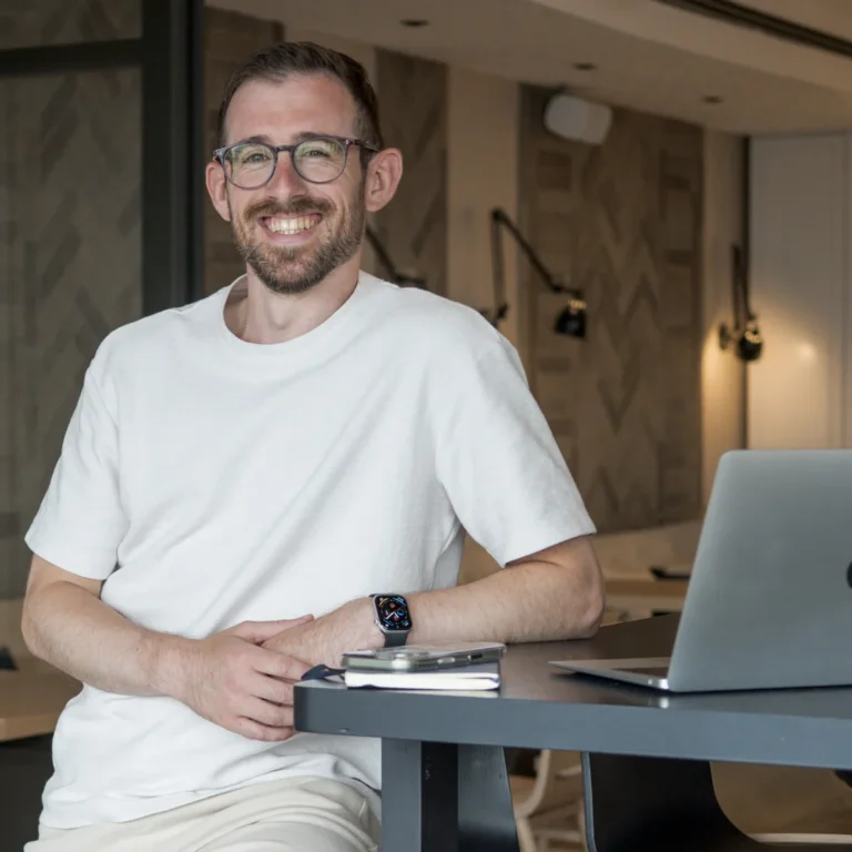 Portrait de Pierre Levacher, webmaster freelance basé à Fécamp en Normandie