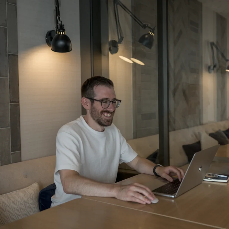 Portrait de Pierre Levacher, webmaster freelance à Fécamp, présentant son approche de collaboration avec les professionnels normands